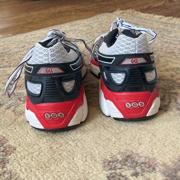 Brand new pair of ASICS Oracles in the original box. - Picture 4 of 9